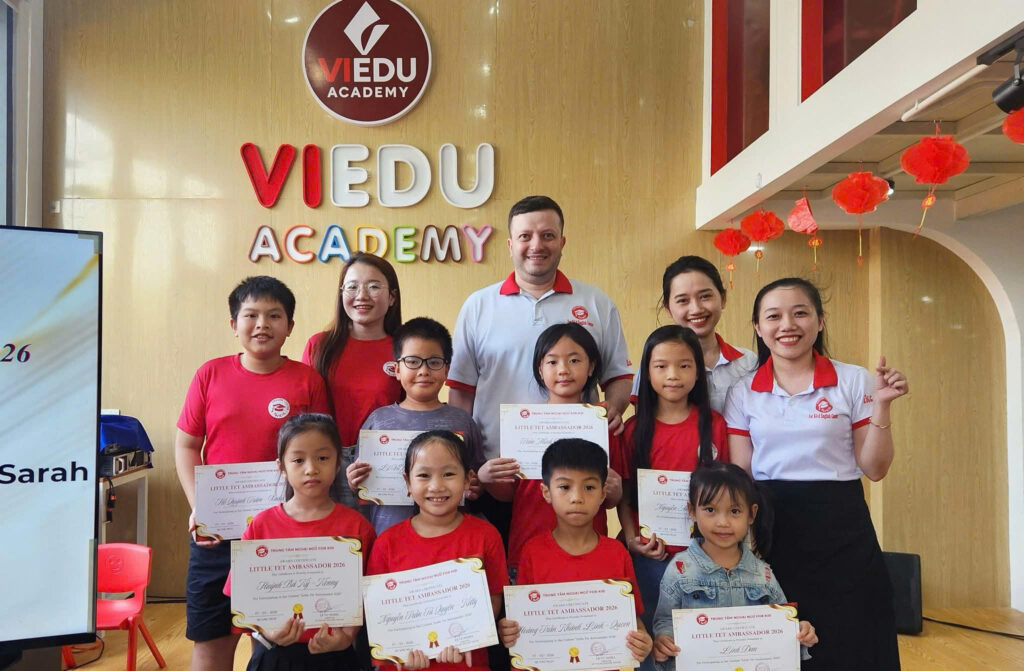 Tặng bằng khen cho học viên